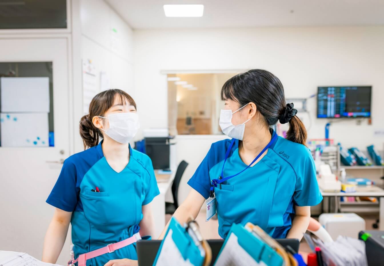 談笑するスタッフ